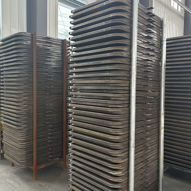 Obrazy v&yacute;roby reverzibiln&iacute; žebř&iacute;kov&eacute; př&iacute;stupov&eacute; br&aacute;ny