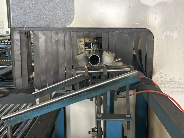 Acrow rekvizity řezání