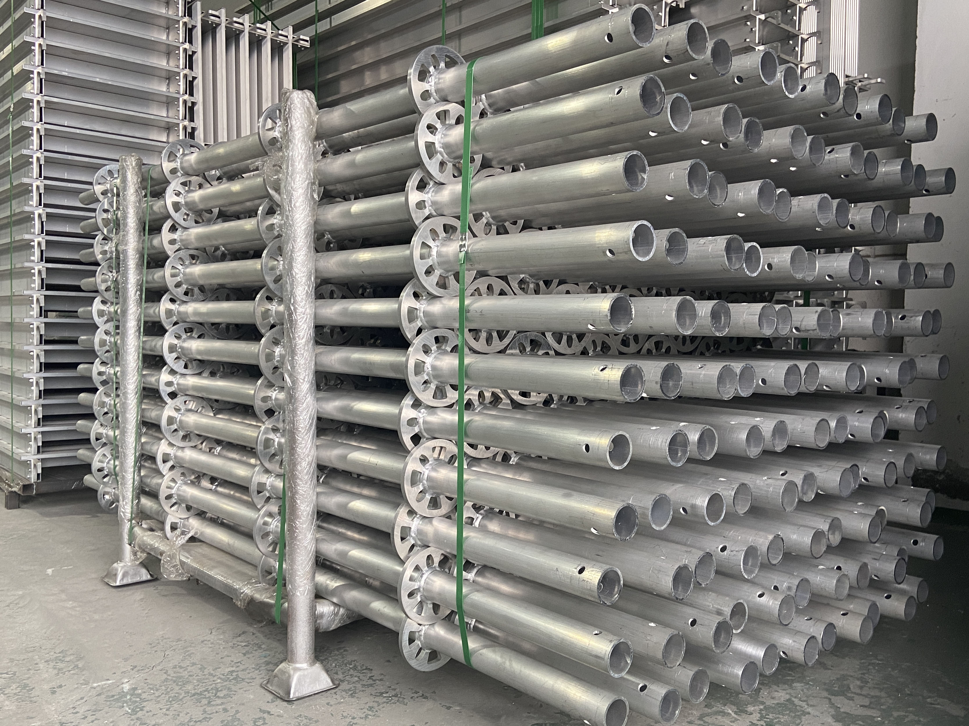 hlin&iacute;kov&yacute; vyzv&aacute;něn&iacute; lešen&iacute; vertik&aacute;ln&iacute;