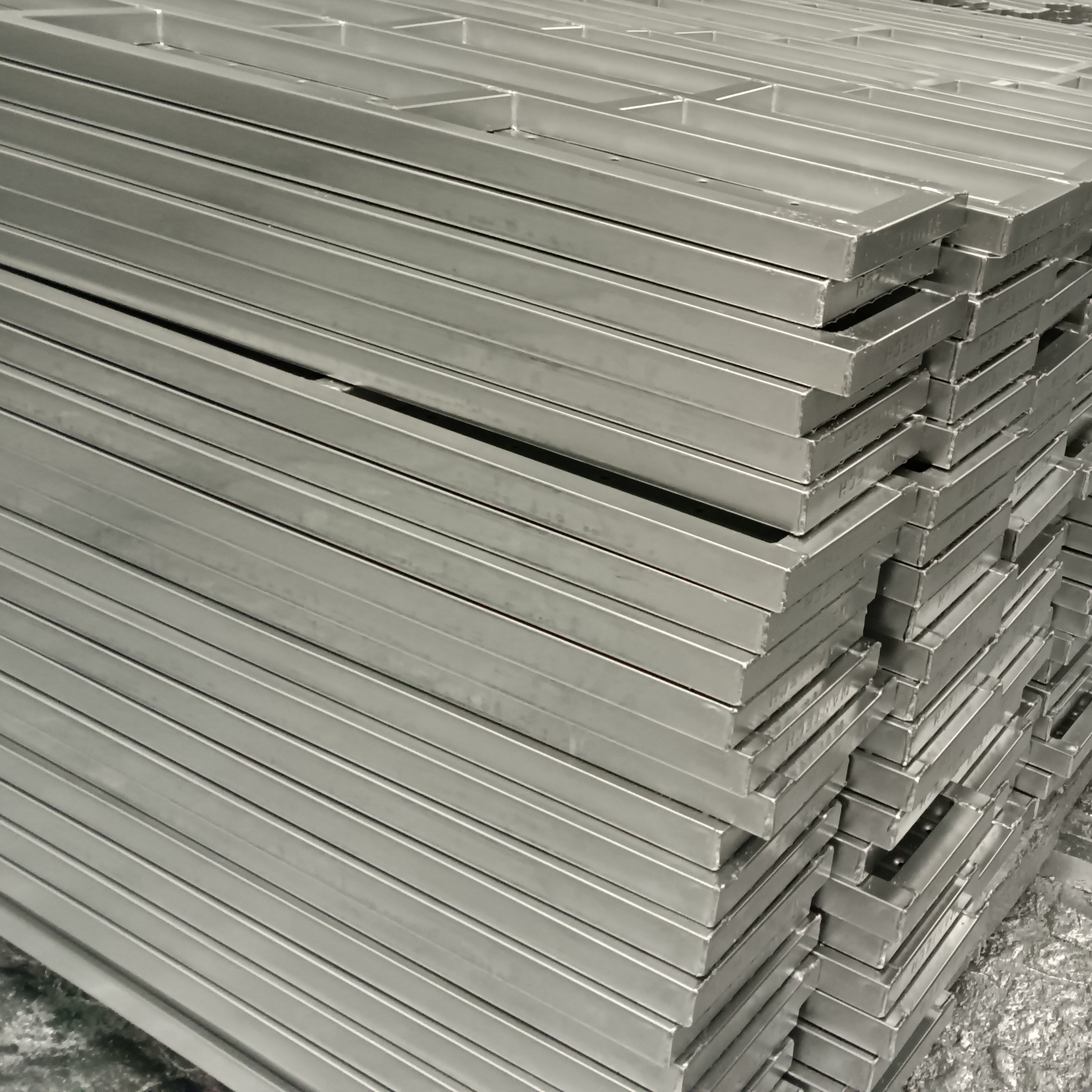 2,0 m uzavřen&eacute; ocelov&eacute; prkno 