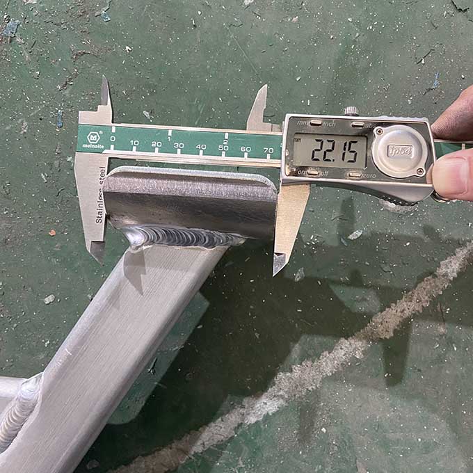 hlin&iacute;kov&yacute; vyzv&aacute;něn&iacute; lešen&iacute; hop -up drž&aacute;k - napůl