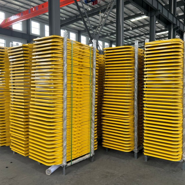 vratn&aacute; př&iacute;stupov&aacute; br&aacute;na po žebř&iacute;ku