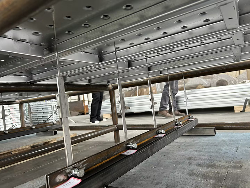 Deformace a posunut&iacute; 4 metry dlouh&eacute; uzavřen&eacute; lešen&aacute;řsk&eacute; desky při zat&iacute;žen&iacute; 5,6 tuny.