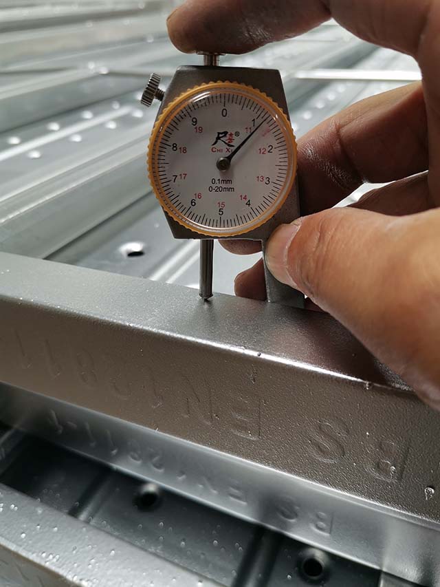 Kovov&eacute; prkno 09