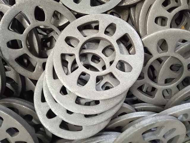 Systém svislého lešení s vertikálním lešením