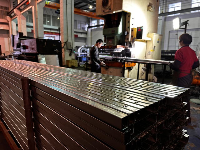 Stroj na děrov&aacute;n&iacute; z ocelov&eacute;ho prkna