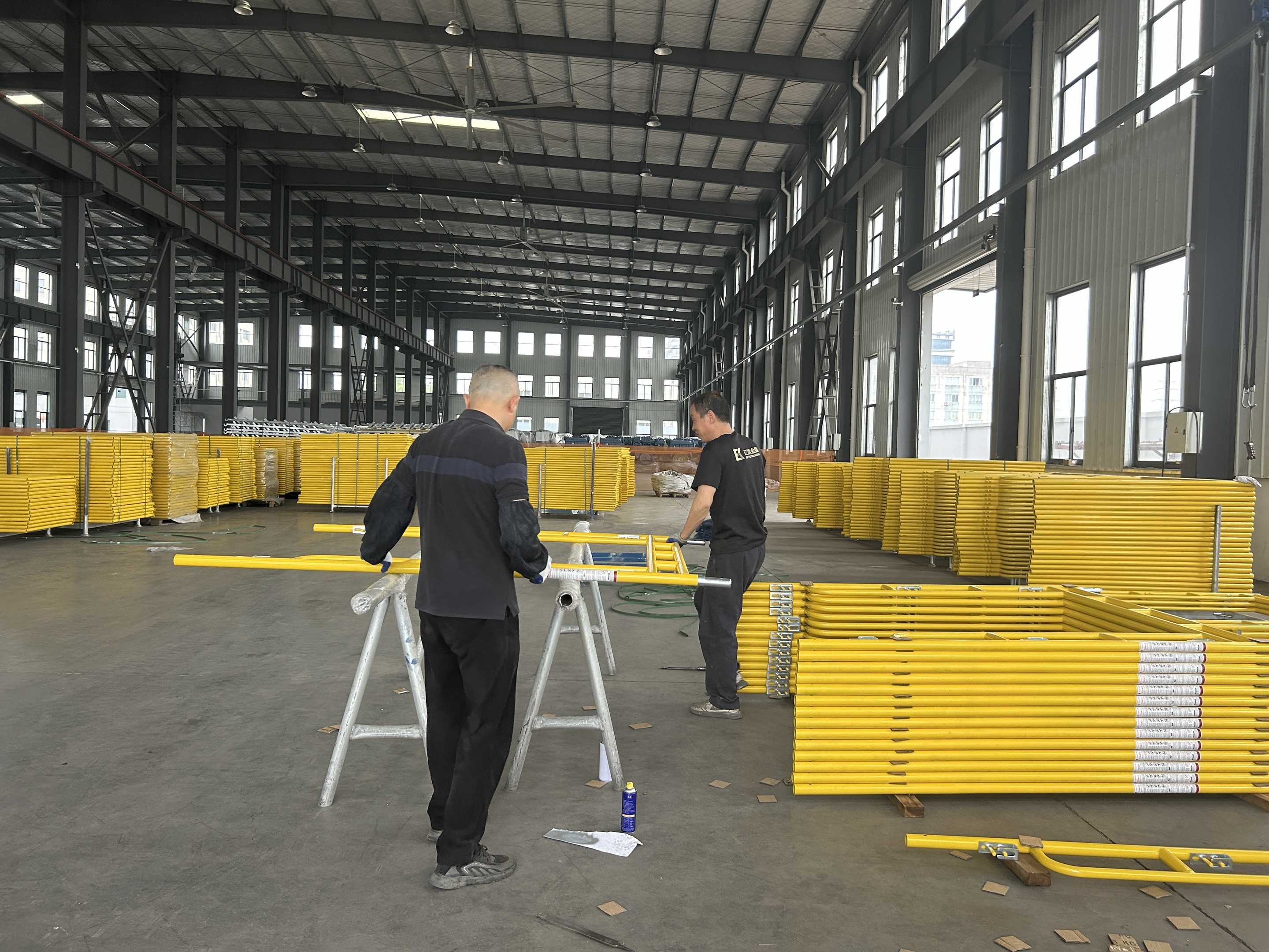 Proch&aacute;zka lešen&iacute;m 