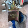 Fitting lešení BS1139 Skafold Clamp Coupler stisknuté tlačítko na desce