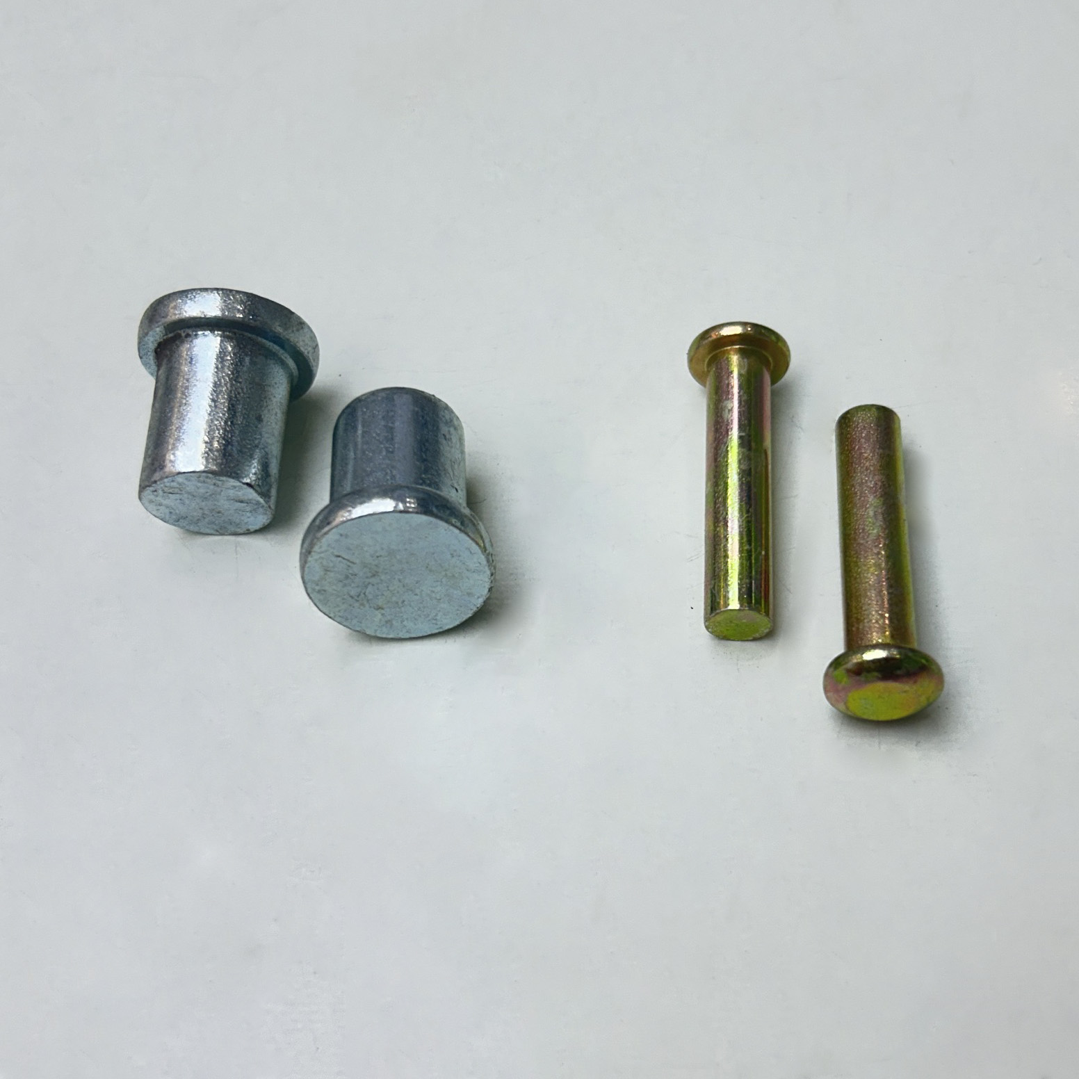 Lisovaný nýt pro spojku lešení UK