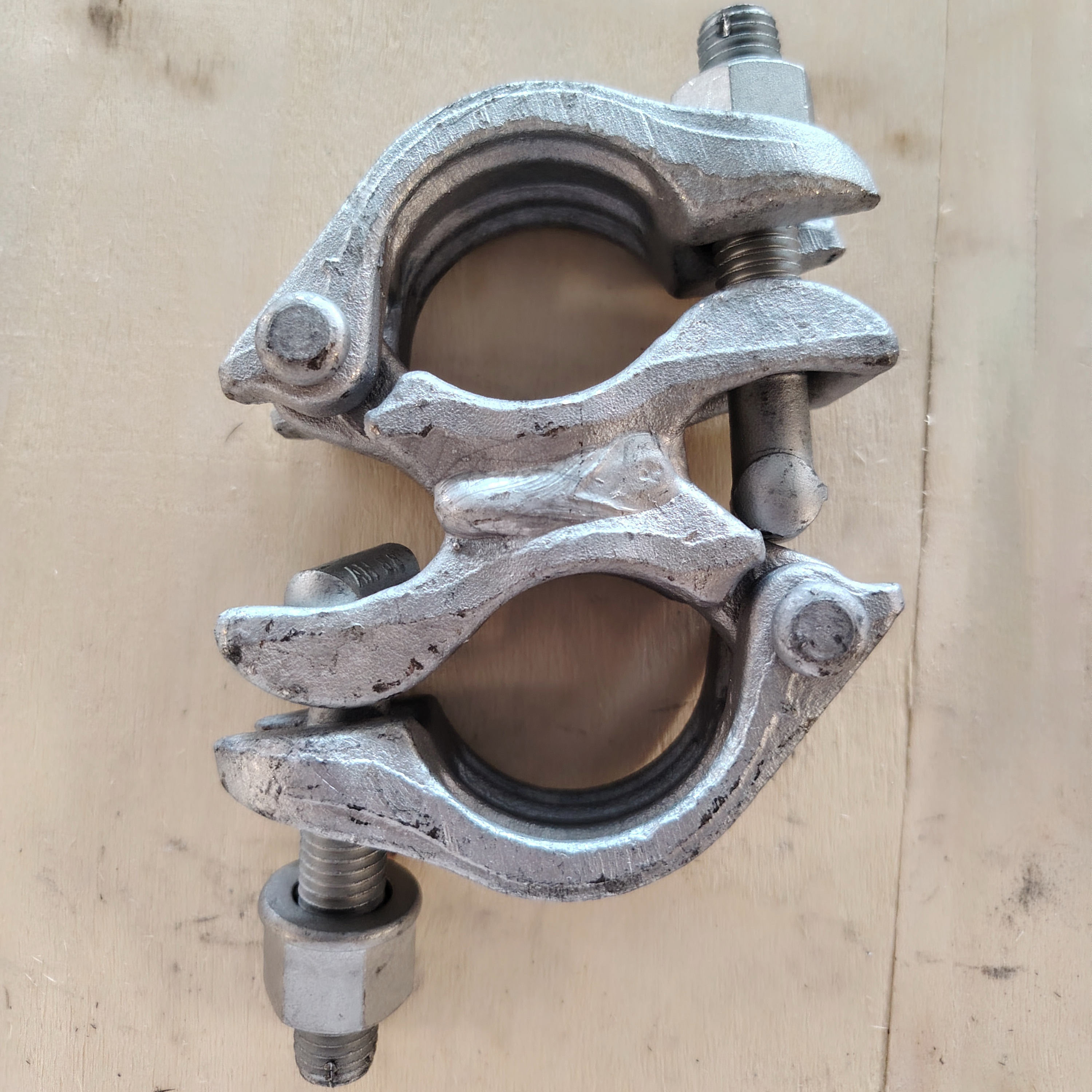 Distanční spojka - 74mm Speciálně tvarovaná svorka na lešení