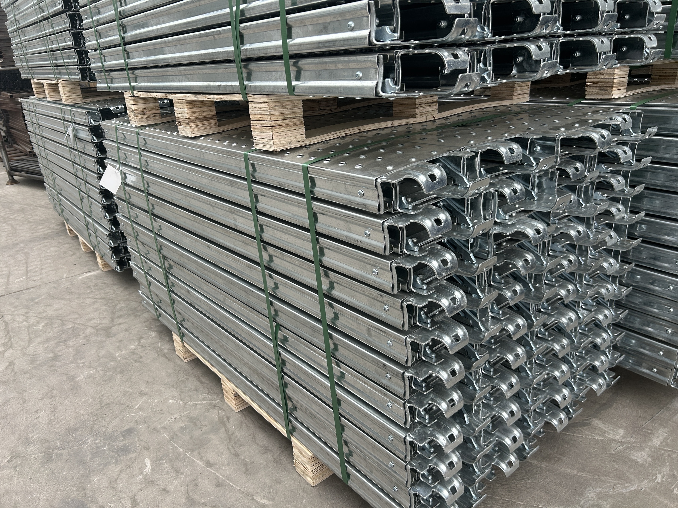 prkno na lešen&iacute; s h&aacute;kem 