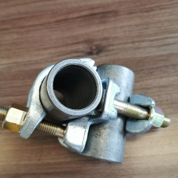 Vpravo úhel spojky lešení