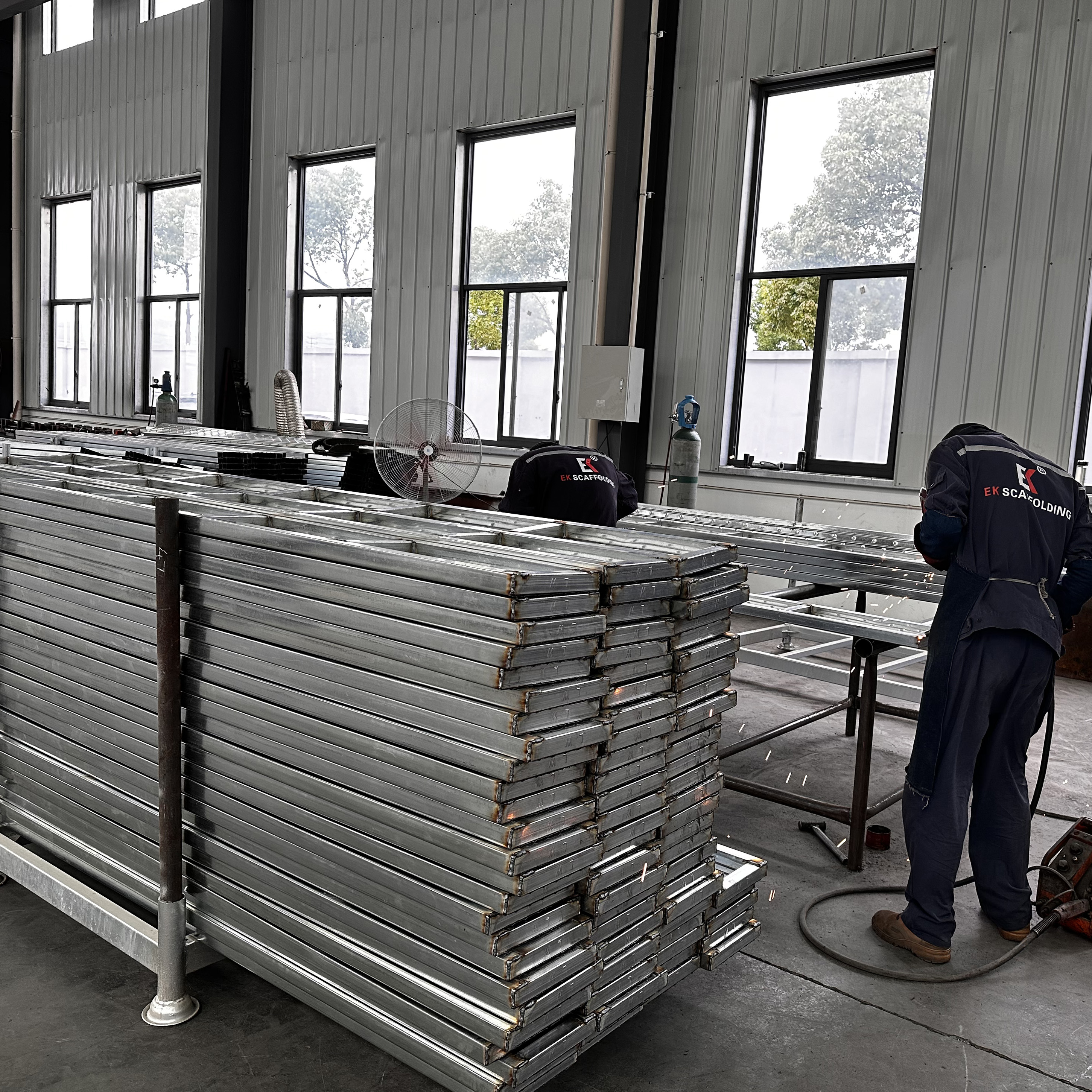 uzavřen&eacute; ocelov&eacute; prkno 