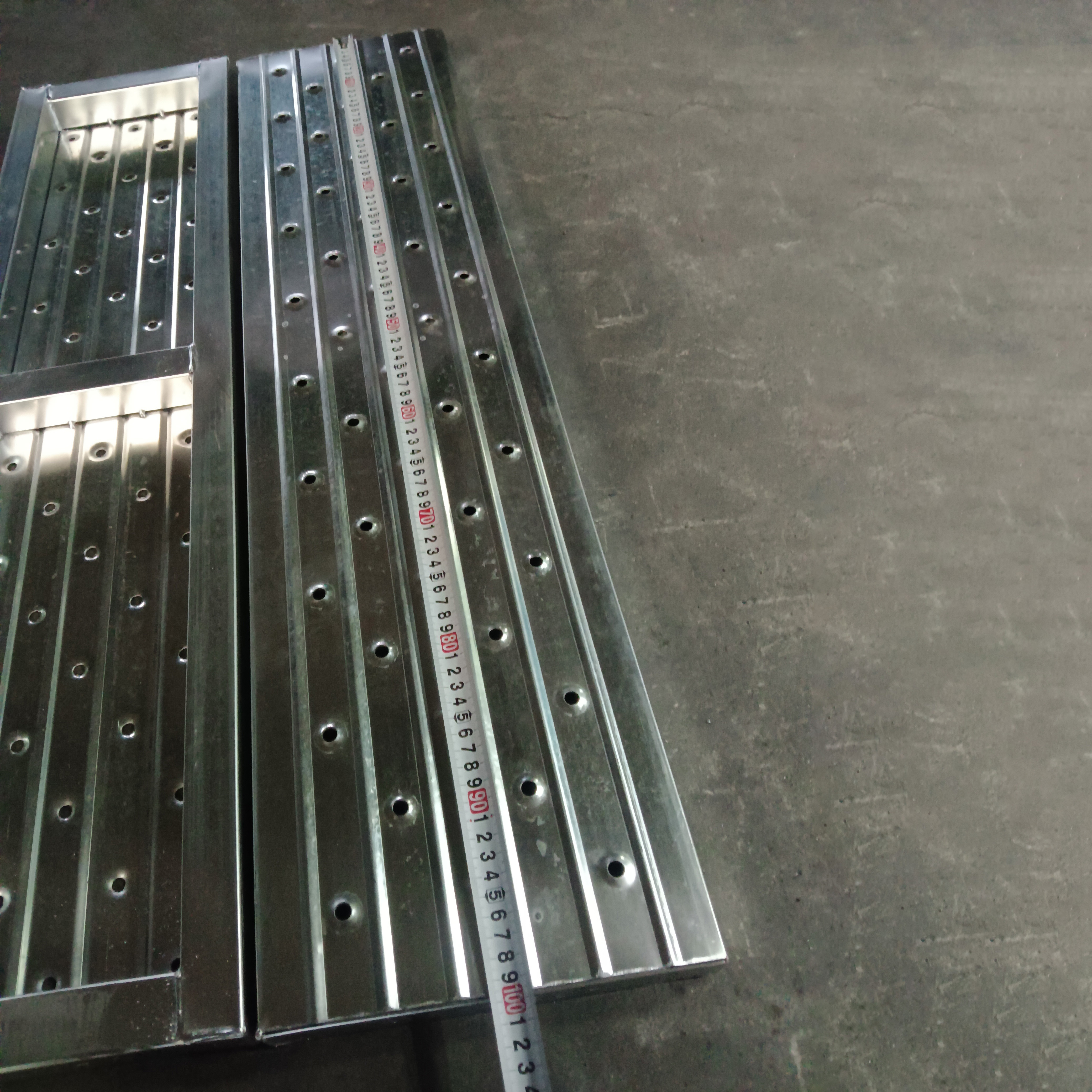 1,0 m uzavřen&aacute; ocelov&aacute; prkna