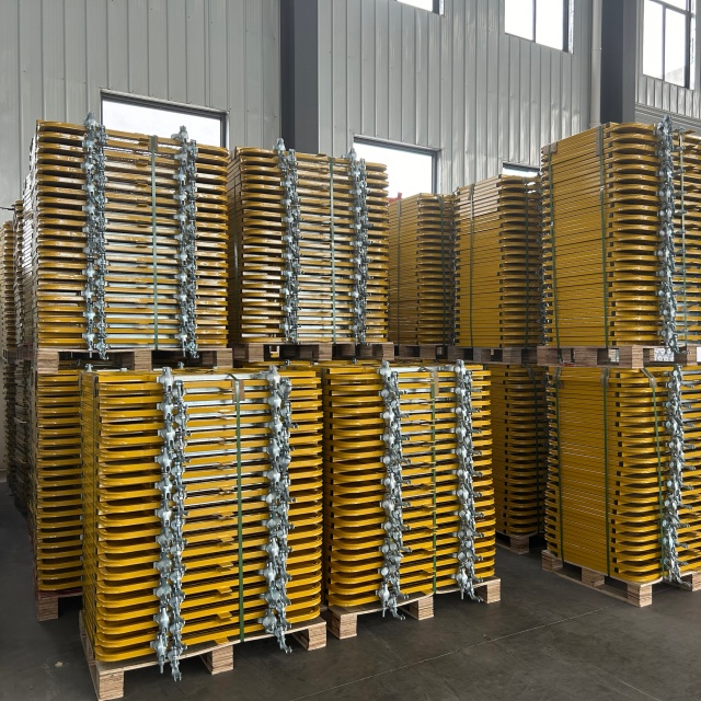 vratn&aacute; př&iacute;stupov&aacute; br&aacute;na po žebř&iacute;ku