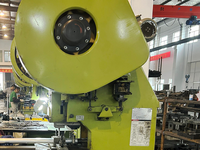 Děrov&aacute;n&iacute; hlin&iacute;ku