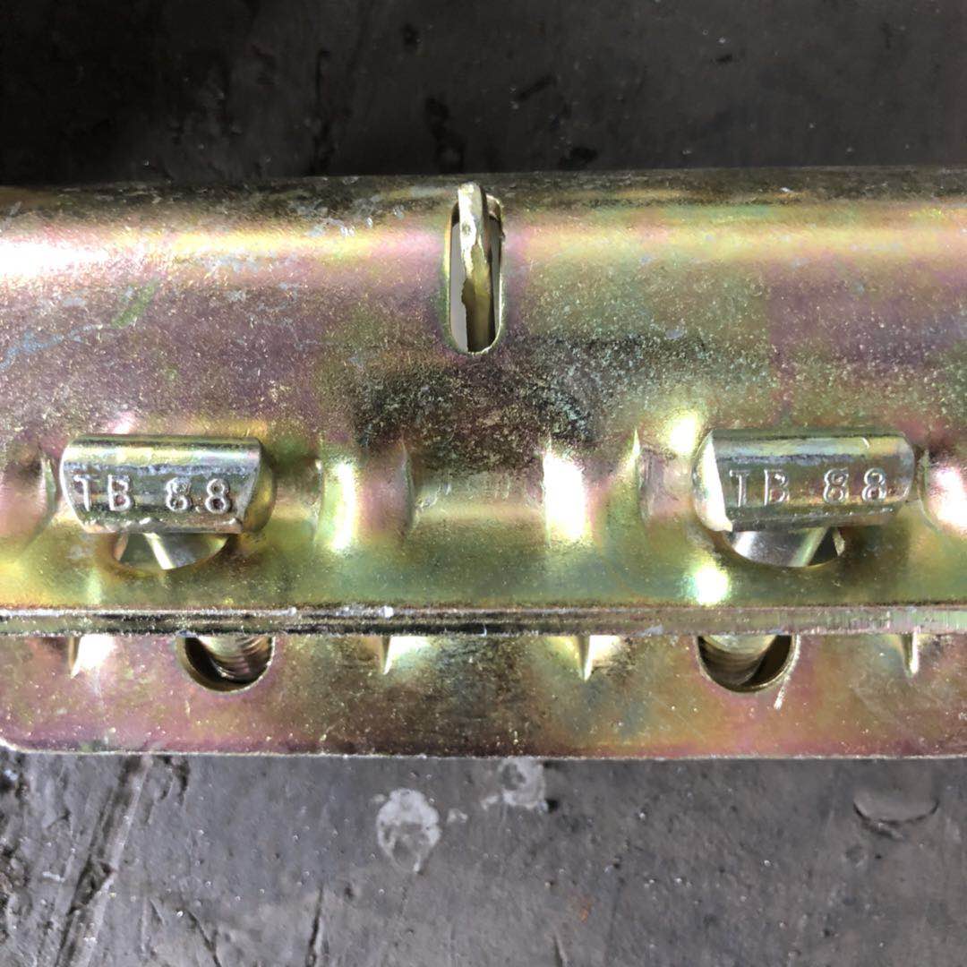 Stisknut&eacute; spojky s ruk&aacute;vem