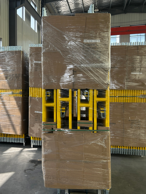 žlut&aacute; proch&aacute;zka přes r&aacute;m