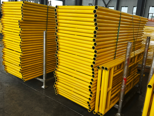 žlut&aacute; proch&aacute;zka přes r&aacute;m