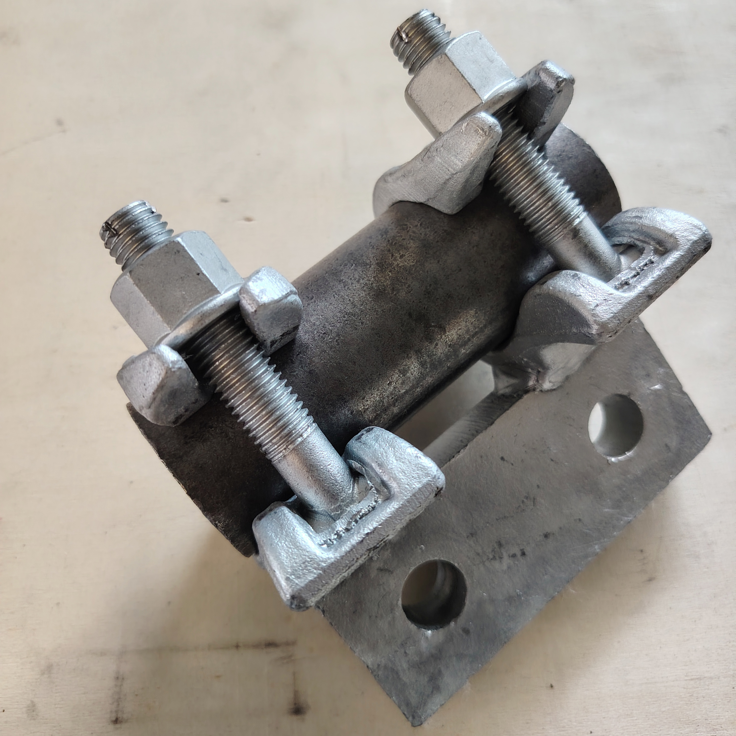 Bespoke Base Speciálně tvarovaná svorka na lešení