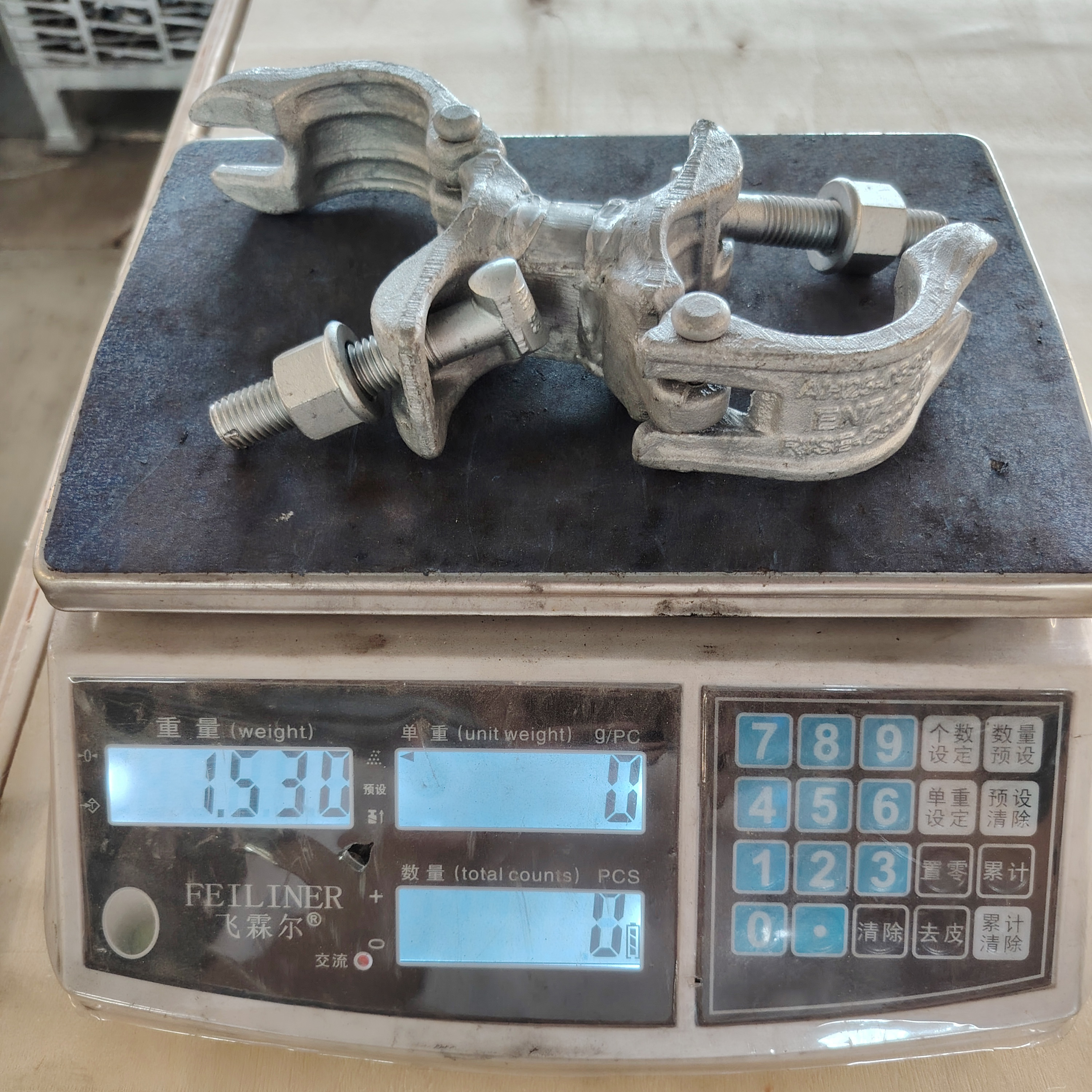 Distanční spojka - 98mm Speciálně tvarovaná svorka na lešení