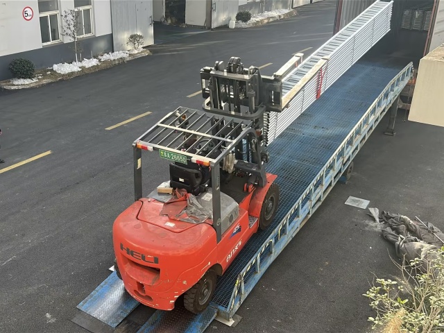 Ocelov&yacute; žebř&iacute;kov&yacute; nosn&iacute;k 